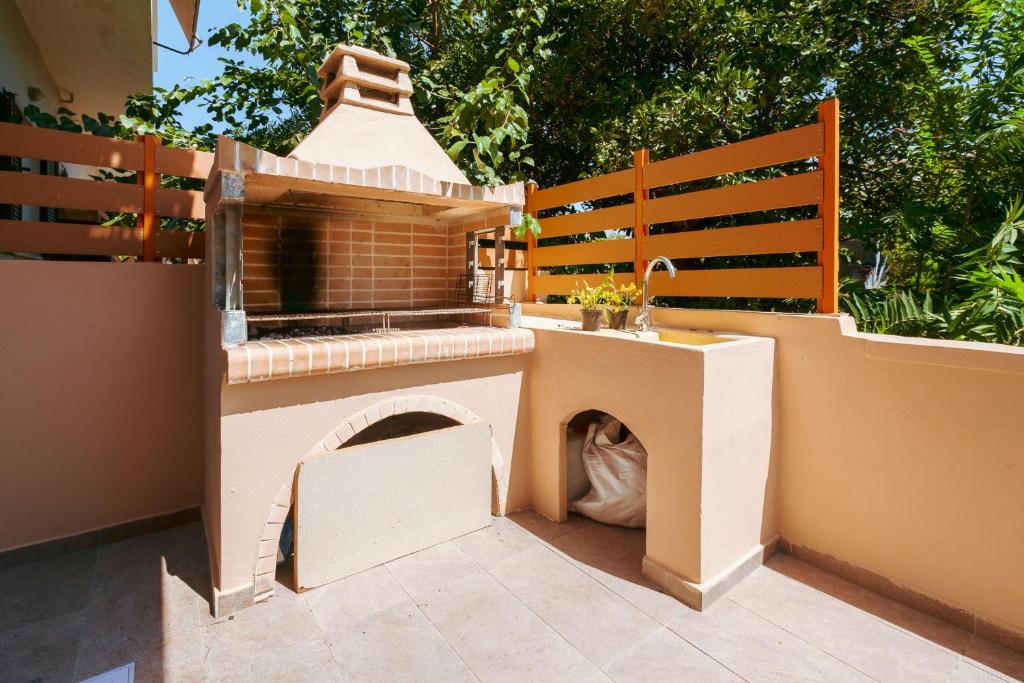 A balcony or terrace at Casa Veranda - 3 Bedroom House with BBQ & Backyard