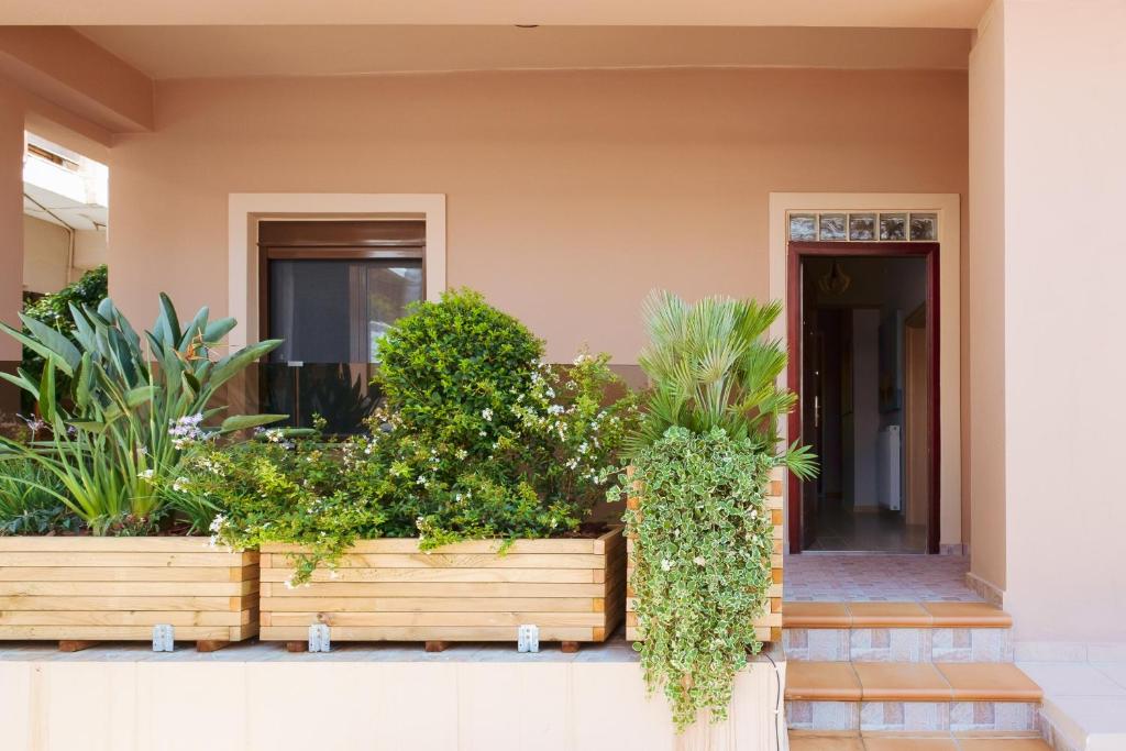 A garden outside Casa Veranda - 3 Bedroom House with BBQ & Backyard