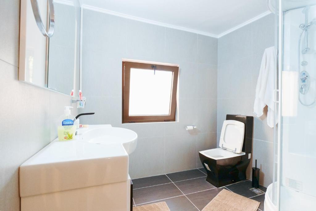 A bathroom at Casa Veranda - 3 Bedroom House with BBQ & Backyard