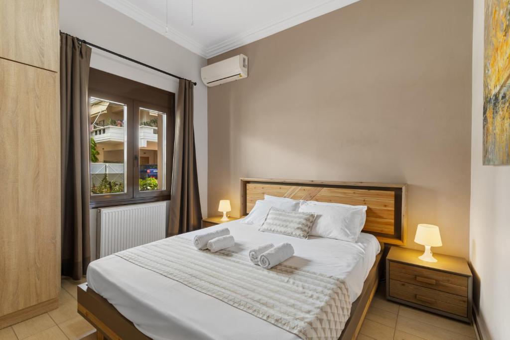 A bed or beds in a room at Casa Veranda - 3 Bedroom House with BBQ & Backyard