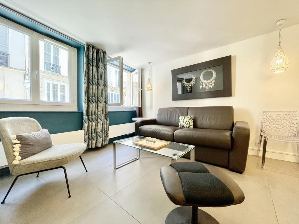 un salon avec un canapé et une table dans l'établissement 202419 - Elegant apartment for 6 people in the Montorgueil area, à Paris