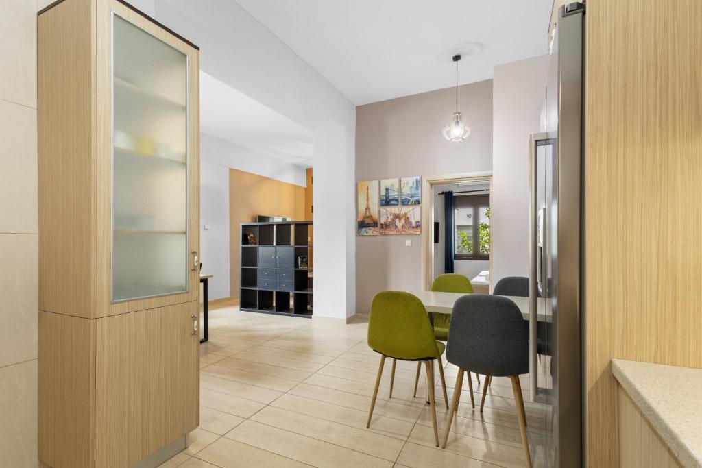 A kitchen or kitchenette at Casa Veranda - 3 Bedroom House with BBQ & Backyard