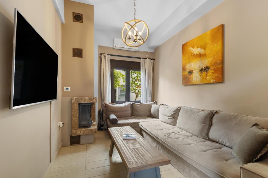 A television and/or entertainment centre at Casa Veranda - 3 Bedroom House with BBQ & Backyard