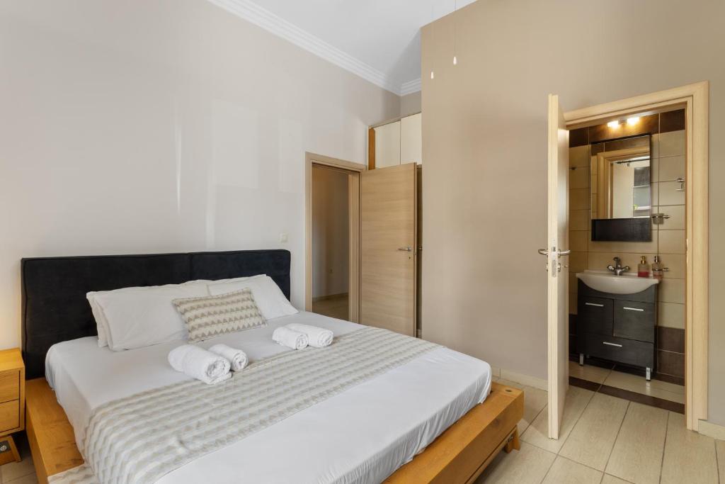 A bed or beds in a room at Casa Veranda - 3 Bedroom House with BBQ & Backyard