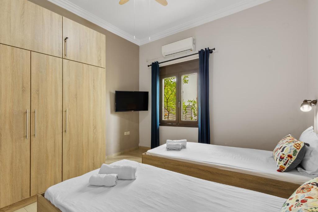 A bed or beds in a room at Casa Veranda - 3 Bedroom House with BBQ & Backyard