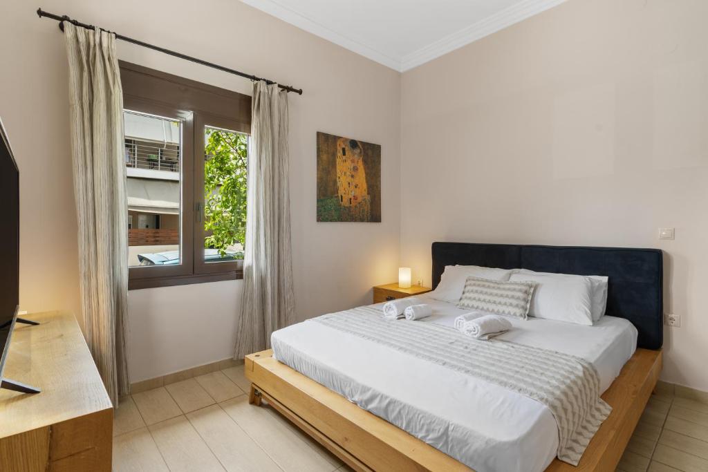 A bed or beds in a room at Casa Veranda - 3 Bedroom House with BBQ & Backyard