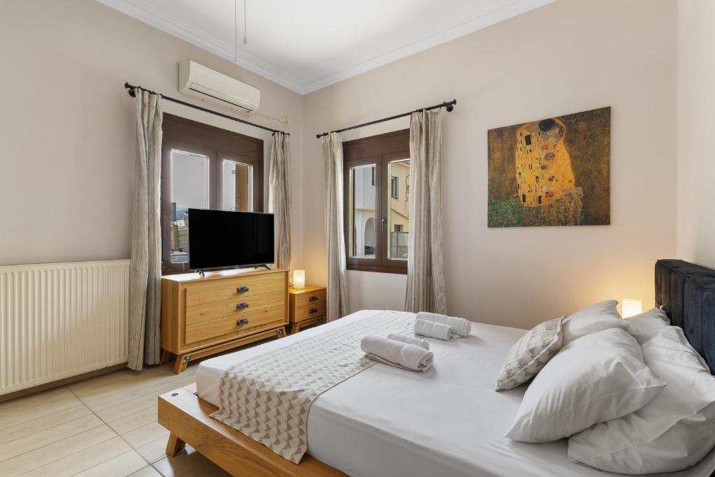 A bed or beds in a room at Casa Veranda - 3 Bedroom House with BBQ & Backyard