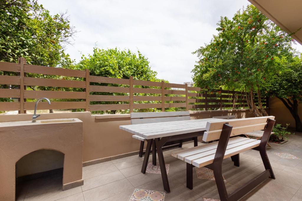 A balcony or terrace at Casa Veranda - 3 Bedroom House with BBQ & Backyard