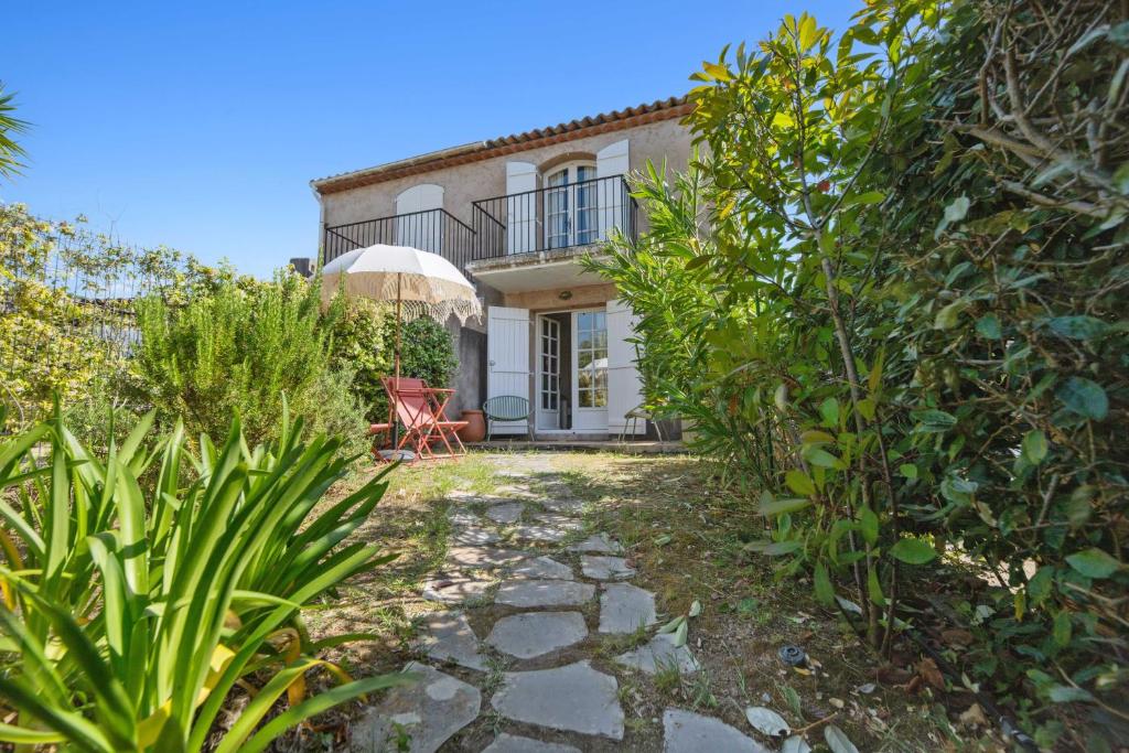 Elle offre une vue sur le jardin. dans l'établissement Cazet Cozy - 2BR 6P - Estate with Pool Gassin, à Saint-Tropez
