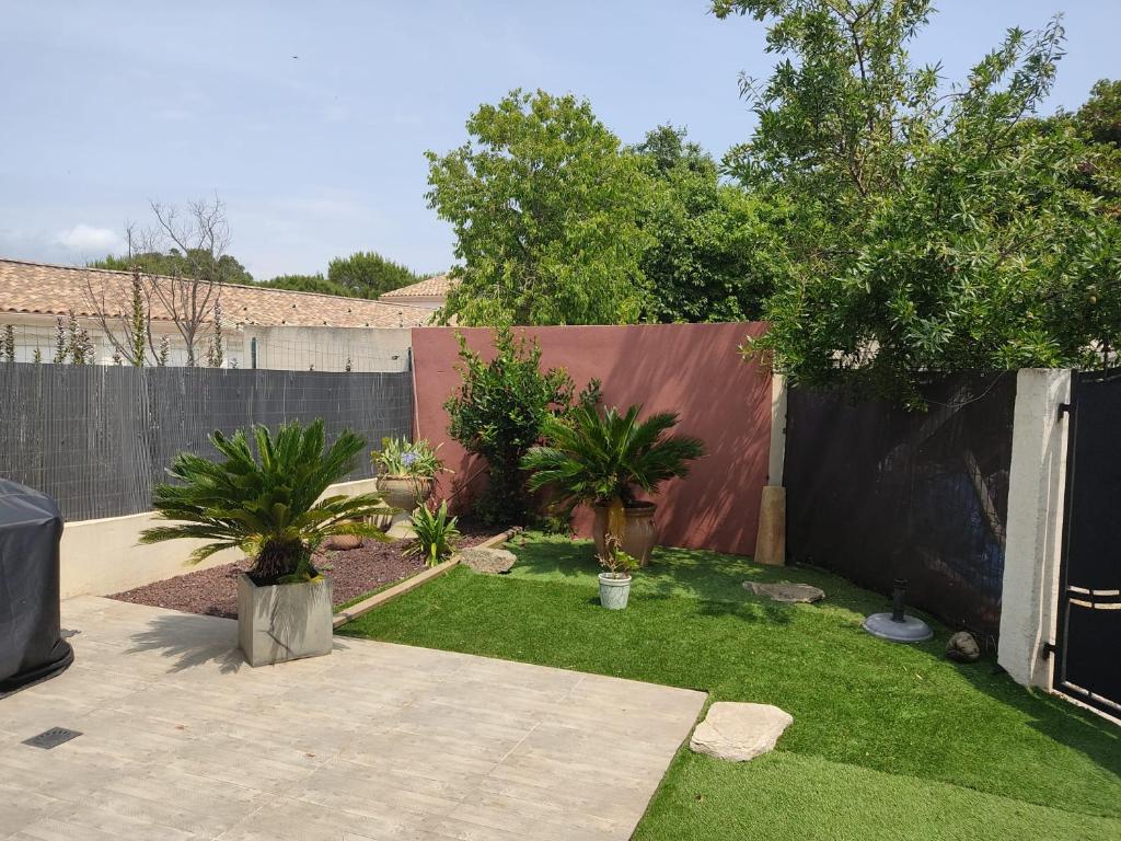 En have udenfor Maison en centre ville au calme