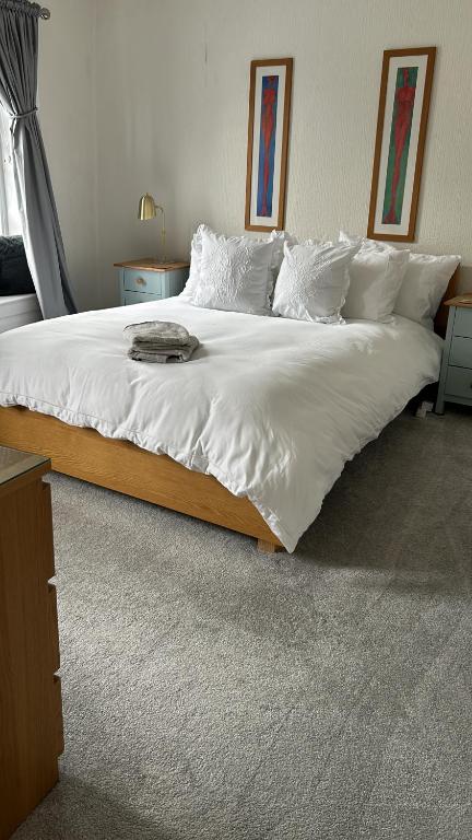 Postel nebo postele na pokoji v ubytování Double Room in Georgian Masionette