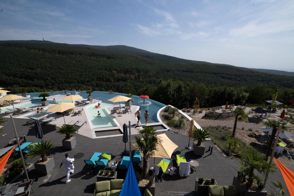 Basen w obiekcie Hotel Ózon & Luxury Villas lub w pobliżu