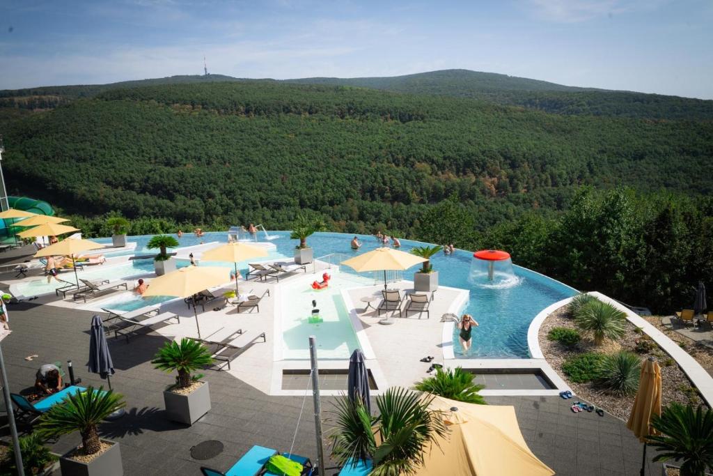 widok na basen z góry w tle w obiekcie Hotel Ózon & Luxury Villas w mieście Mátraháza
