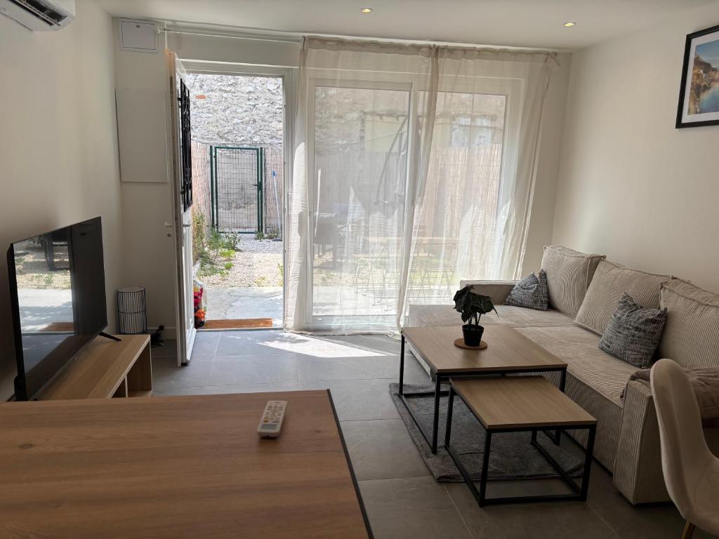 un salon avec un canapé et une table dans l'établissement L'Entracte, à Marseille