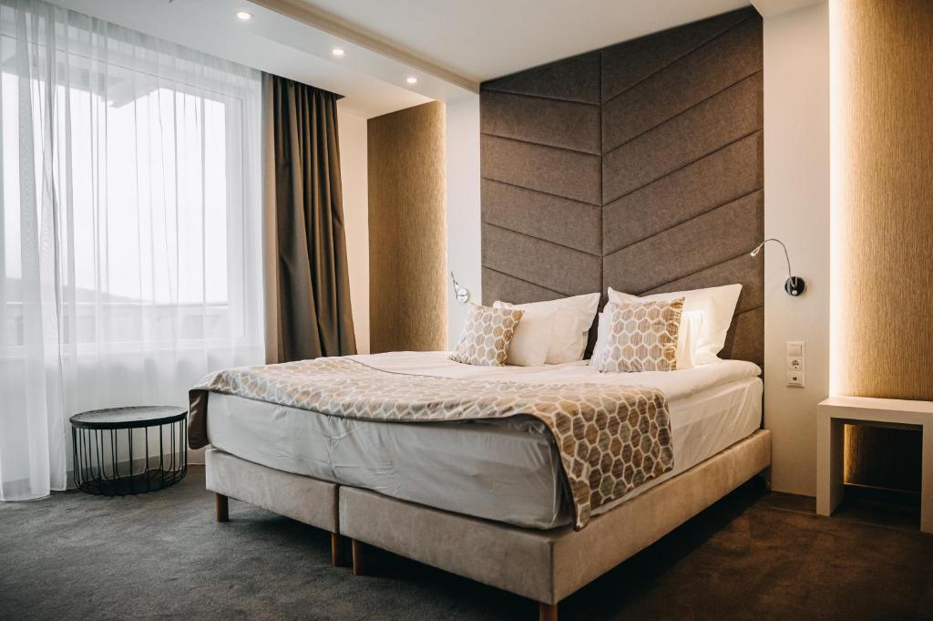 Łóżko lub łóżka w pokoju w obiekcie Hotel Ózon & Luxury Villas