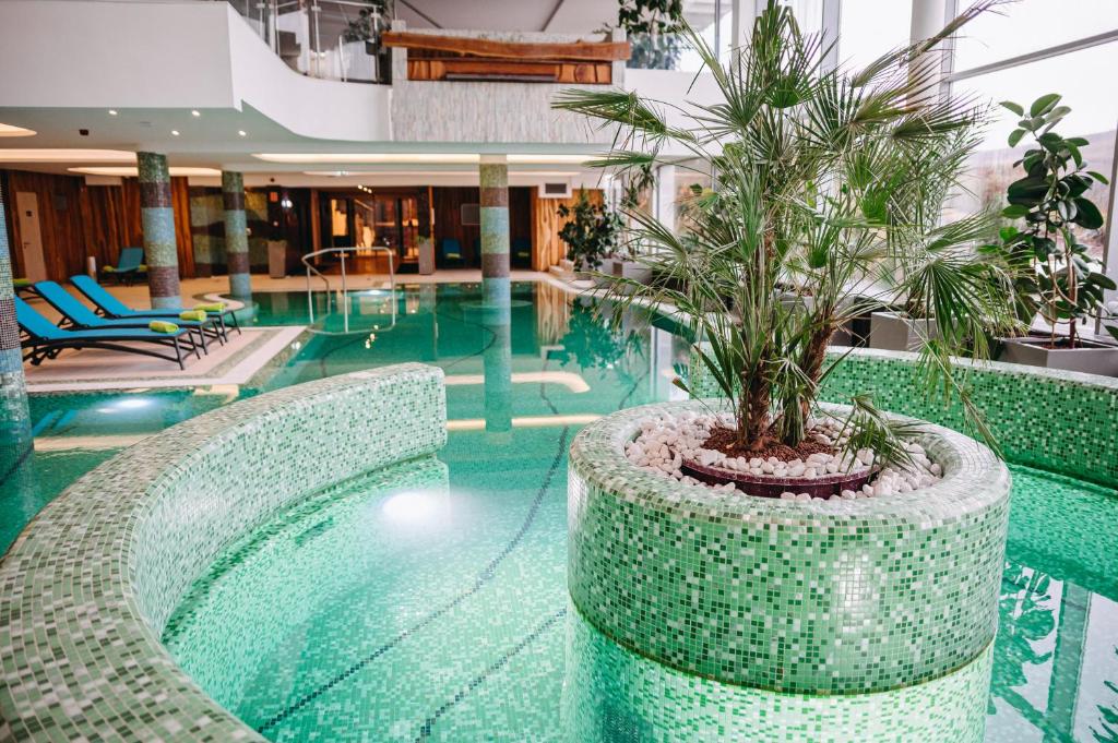 Basen w obiekcie Hotel Ózon & Luxury Villas lub w pobliżu