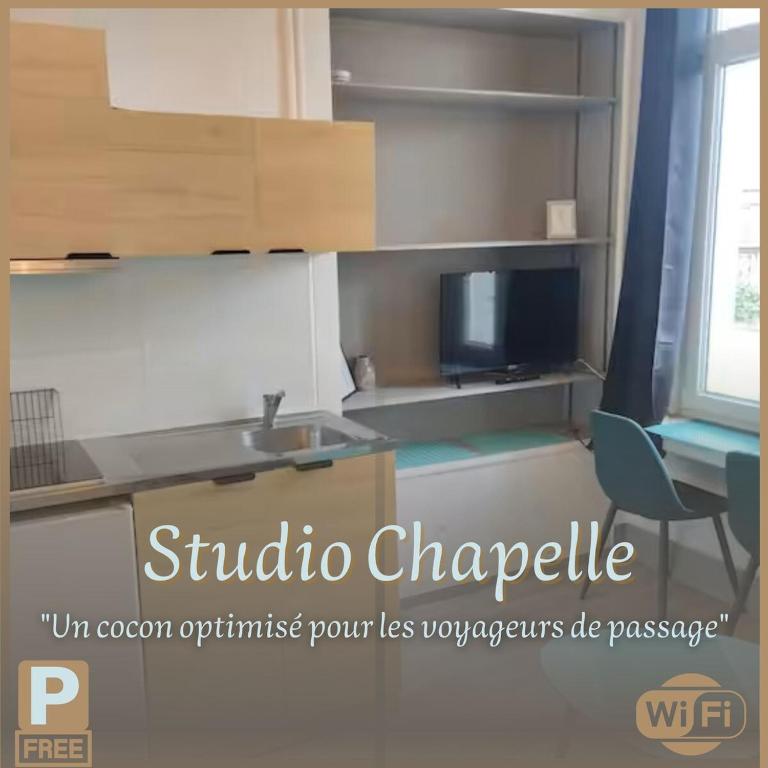 Il comprend une cuisine avec un évier et une télévision sur une étagère. dans l'établissement Studio Chapelle, à Dunkerque