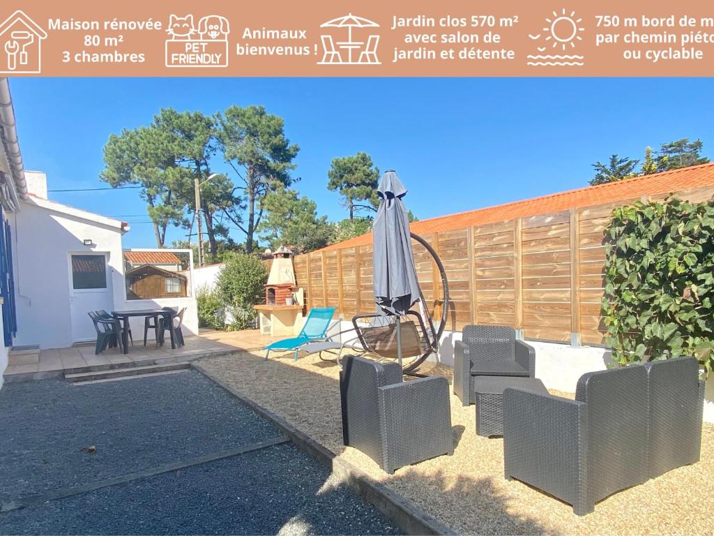 un patio avec un parasol, des chaises et une table dans l'établissement Maison rénovée 3 ch. proche mer, animaux admis, terrasse et parking - FR-1-231-290, à Bretignolles-sur-Mer