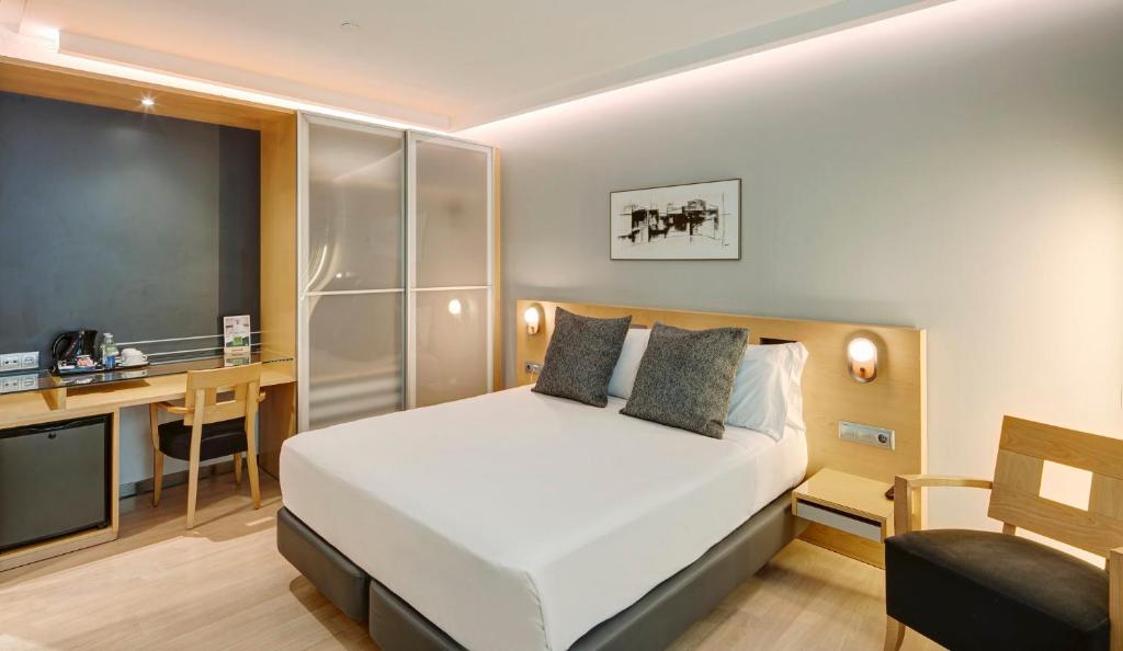 A bed or beds in a room at Sercotel Caspe