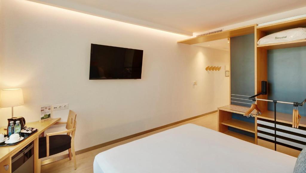 A bed or beds in a room at Sercotel Caspe