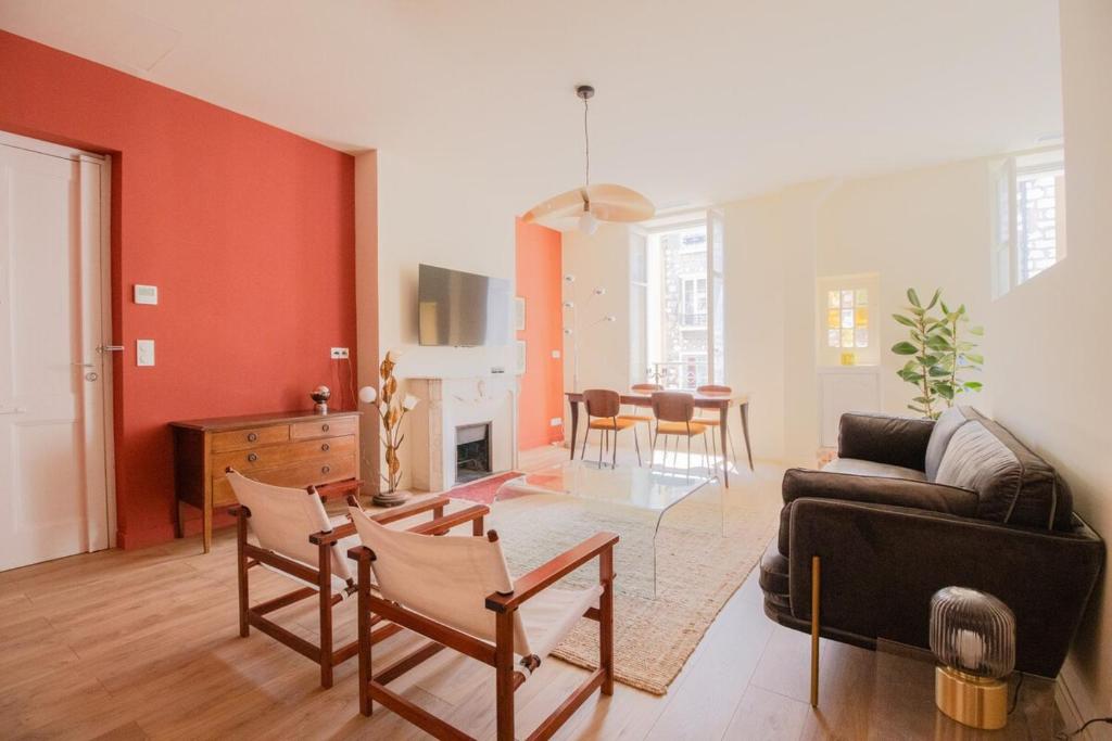 un salon avec un canapé et une table dans l'établissement Le charme de l'ancien, rénové - Nice - 4 personnes, à Nice
