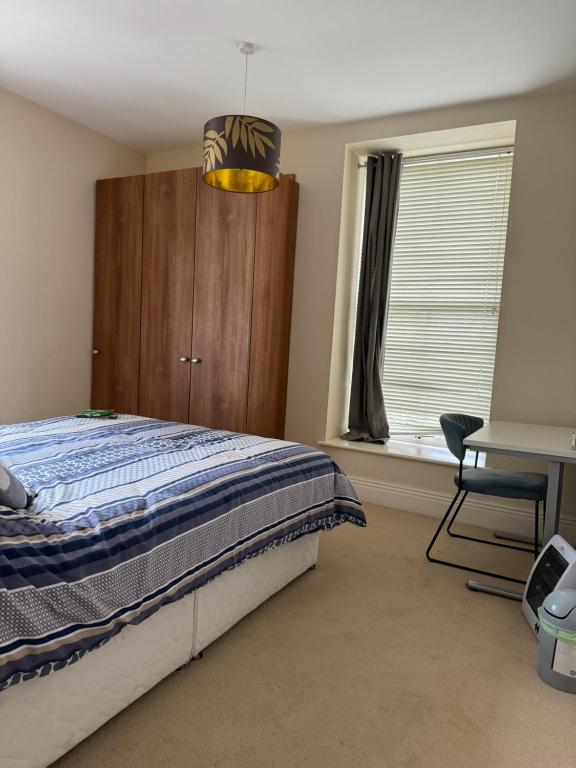 Postel nebo postele na pokoji v ubytování Double Bedroom with private bathroom close to Cork city