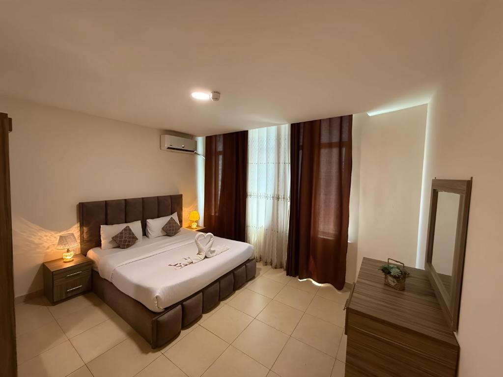Postel nebo postele na pokoji v ubytování Ryan Hotel Suites