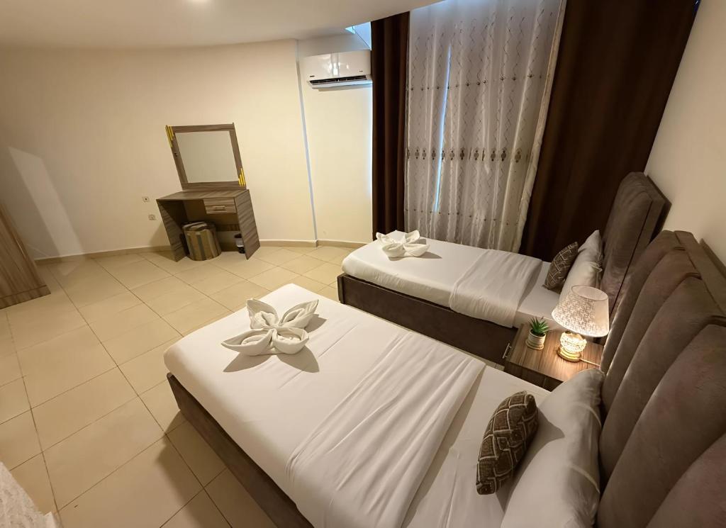 Postel nebo postele na pokoji v ubytování Ryan Hotel Suites