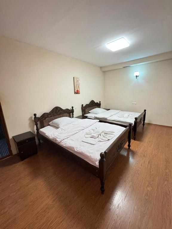 Postel nebo postele na pokoji v ubytování HOTEL IMERETI TBILISi