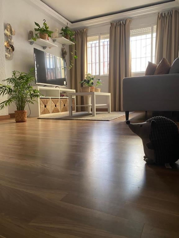 Et tv og/eller underholdning på habitacion acogedora con limpieza incluida- buena conexion