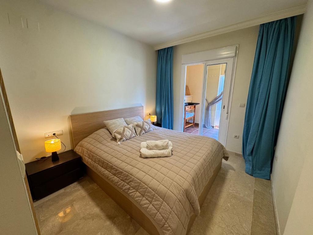 Un dormitorio con una cama con dos almohadas encima. en Eden Golf 4 - Riviera Del Sol, en Sitio de Calahonda