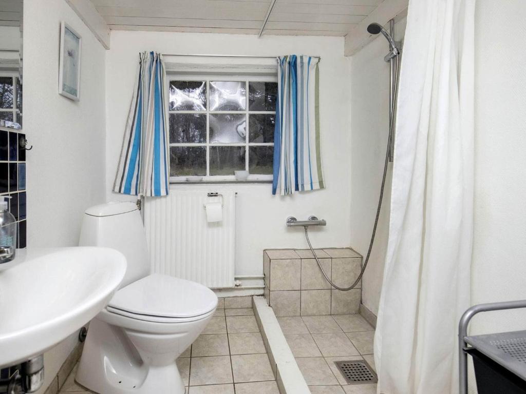 Koupelna v ubytování 6 person holiday home in Læsø-By Traum