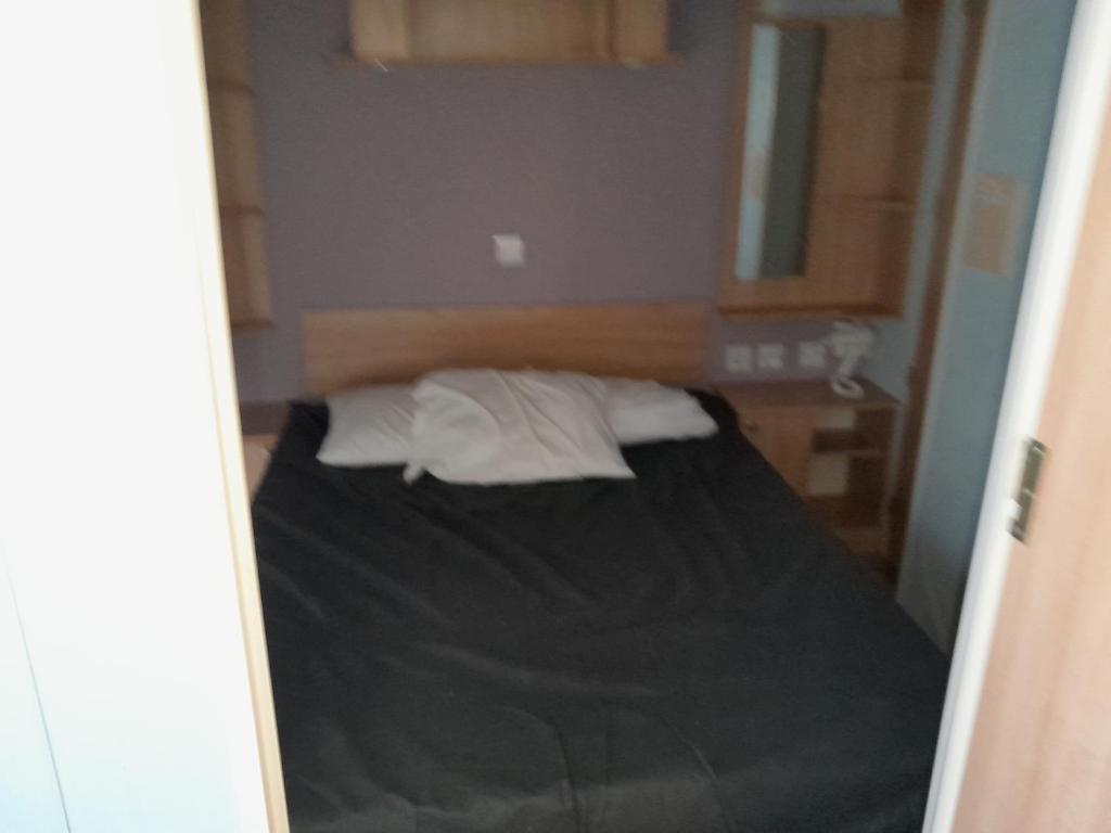 une petite chambre avec un lit dans une pièce dans l'établissement Mobilhome tout confort, à Port-la-Nouvelle