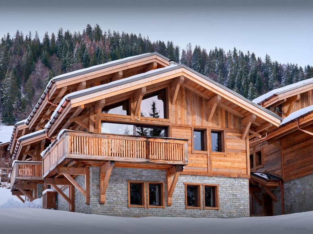 una casa de madera con una cubierta envolvente en Chalet Marmot'Inn - OVO Network, en Notre-Dame-de-Bellecombe