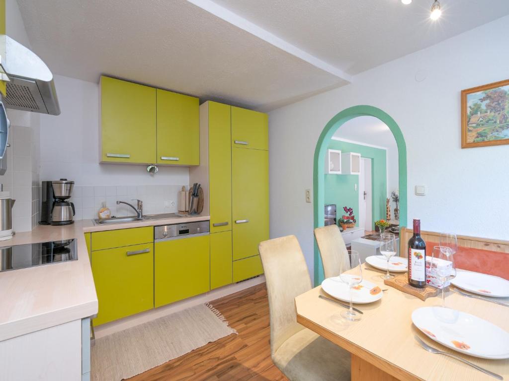 Kuchyňa alebo kuchynka v ubytovaní Special Apartment in Walchen with Private Terrace