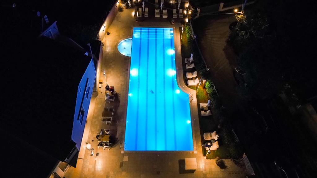 Bazén v ubytování Garden Budget Rooms nebo v jeho okolí
