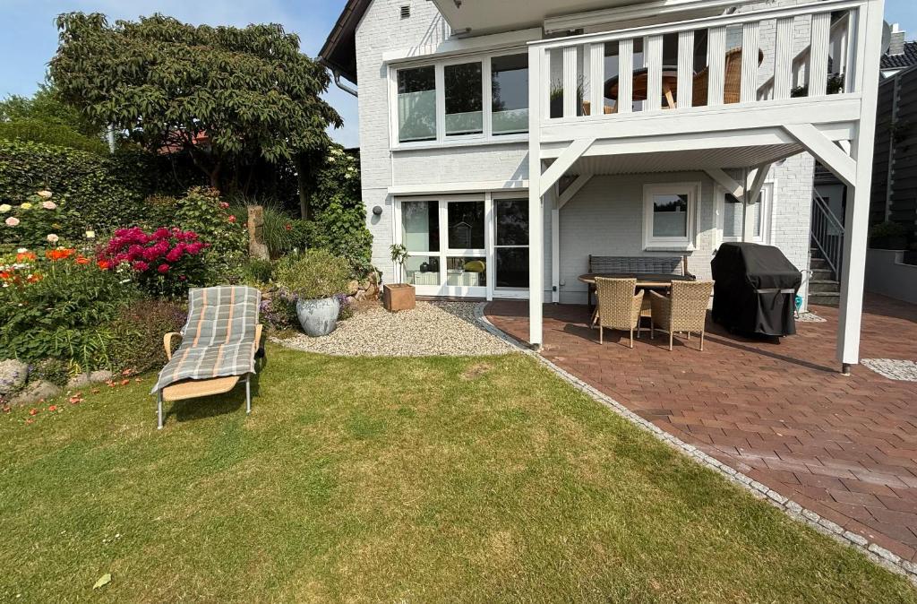 ein Haus mit einem Tisch und Stühlen im Hof in der Unterkunft Lakeside Plön in Plön