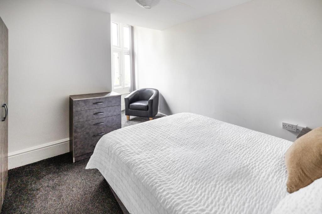 OYO A Better Night Hotel - Manchester Salford - Standard Quadruple Room