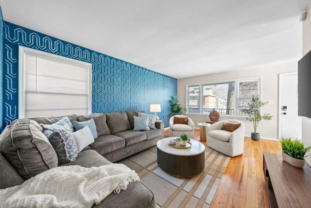 O zonă de relaxare la 564) Massive 5 bedroom with hot tub Close to Plaza