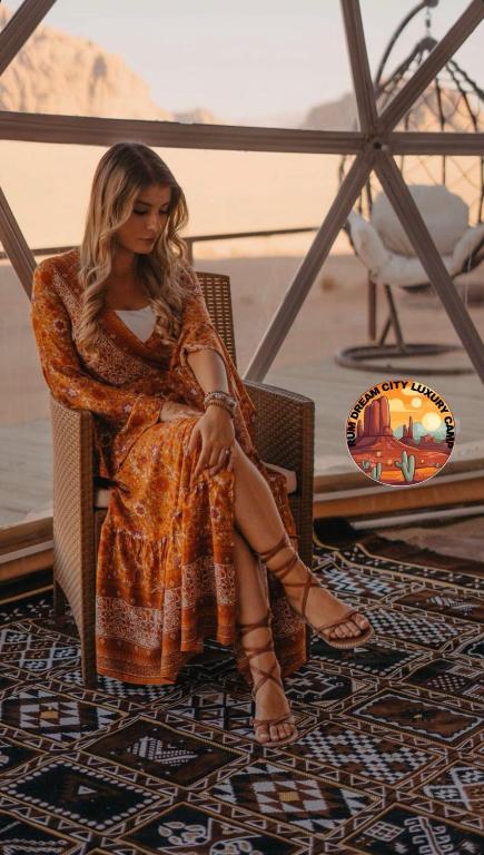 Posezení v ubytování RUM DREAM CITY lUXURY CAMP