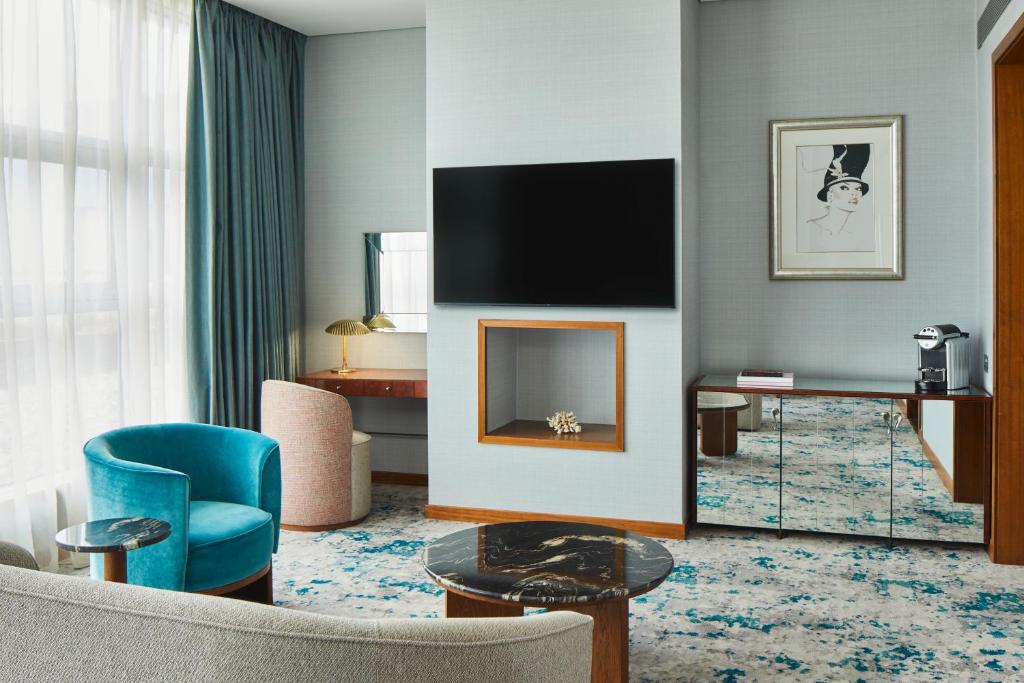 TV a/nebo společenská místnost v ubytování The g Hotel & Spa