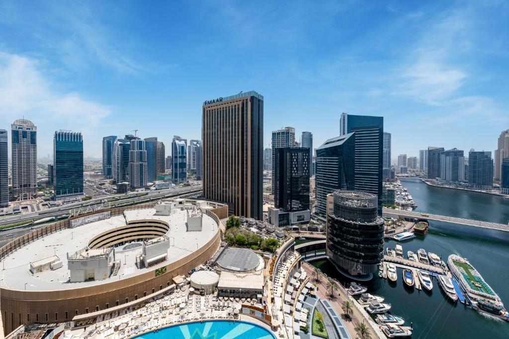 Nespecifikovaný výhled na destinaci Dubaj nebo výhled na město při pohledu z apartmánu