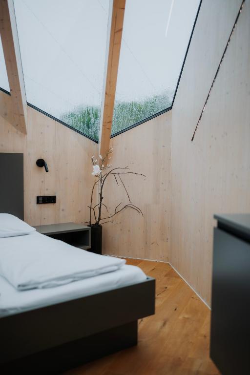 Postel nebo postele na pokoji v ubytování IKUNA Naturresort