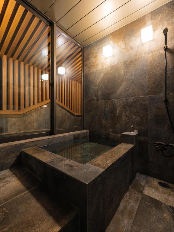 un ampio bagno con vasca in una stanza di Toemon-湯右衛門- a Kyotango
