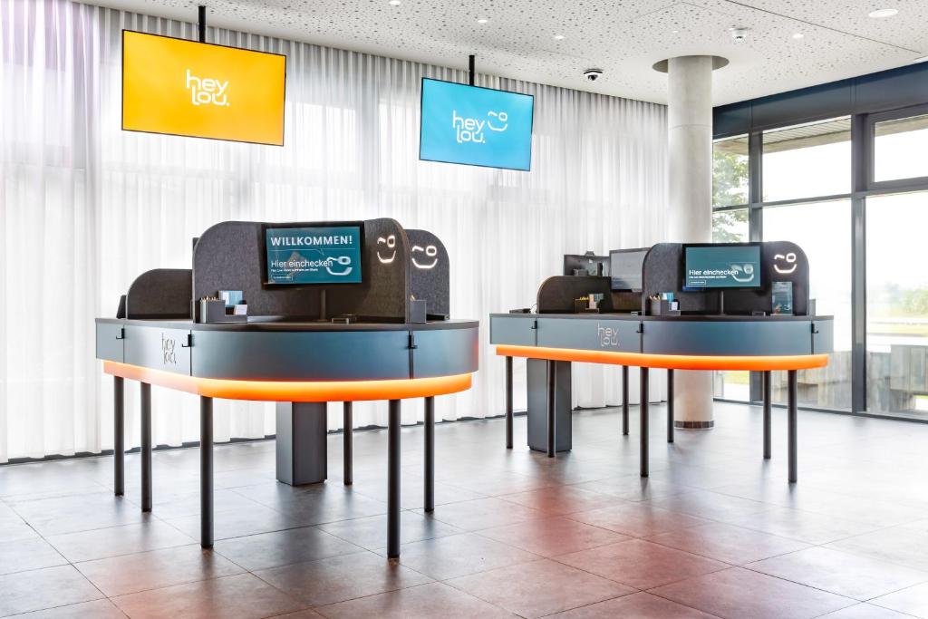 two kiosks in a lobby withermottermottermottermott at Hey Lou Hotel Monheim am Rhein in Monheim