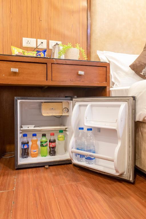 Kuchyň nebo kuchyňský kout v ubytování Hotel Palm Do'r # Walking Distance to New Delhi Station # Parking # Family Hotel # Customer's Choice Hotel # Top Rated Hotel