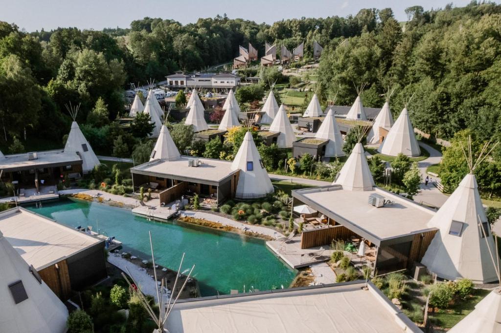Bazén v ubytování IKUNA Naturresort nebo v jeho okolí