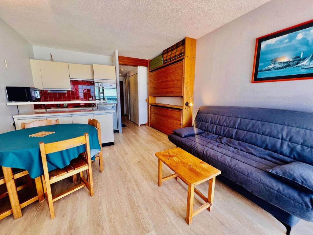 un salon avec un canapé et une table dans l'établissement Studio cosy à Quiberon, 27m², 1er étage, 3 pers, animaux admis, parking, face mer - FR-1-478-98, à Quiberon