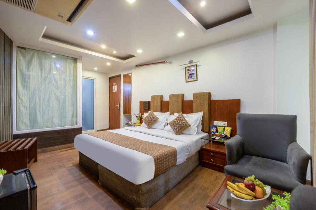 Postel nebo postele na pokoji v ubytování Hotel Palm Do'r # Walking Distance to New Delhi Station # Parking # Family Hotel # Customer's Choice Hotel # Top Rated Hotel
