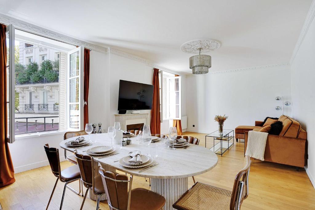 un salon blanc avec une table et des chaises dans l'établissement Magnificent Apartment 2 BDR-4P- Invalides, à Paris